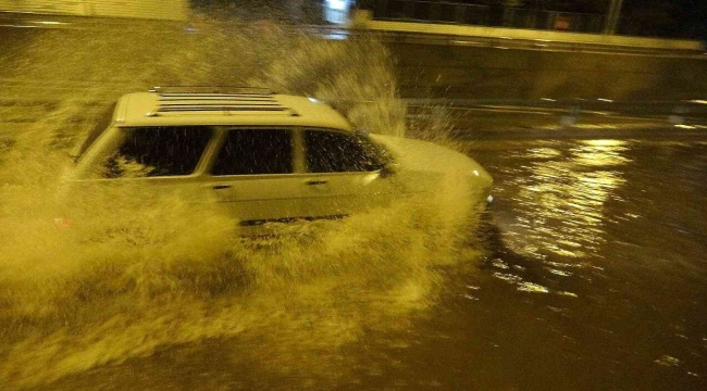 Osmaniye'de gece saatlerinde bastıran sağanak hayatı olumsuz etkiledi