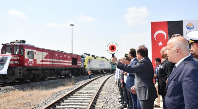 Pakistan'a yardım malzemesi taşıyan 5. 'iyilik treni' Mersin'den uğurlandı