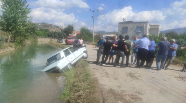 Sulama kanalına düşen otomobili kurtarma operasyonu: Vatandaşlar seferber oldu