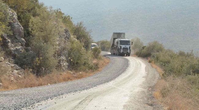 Tarsus'ta yol çalışmaları sürüyor