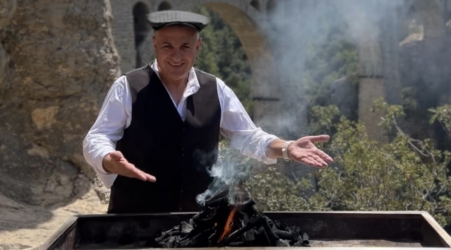 Ünlü kebapçı, "Adana İşi"nin klibinde oynadı