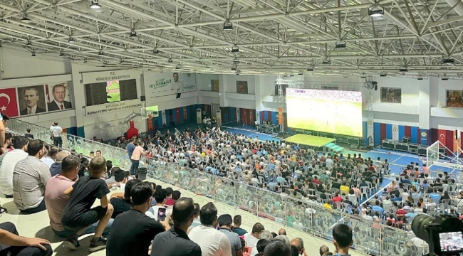 Bilet bulamayan Demirspor taraftarı maçı dev ekranda izledi