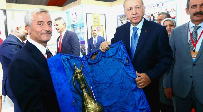 Cumhurbaşkanı Erdoğan Şahinbey standını ziyaret etti