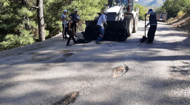 Feke'de bozuk yollar Yüreğir ve Aladağ belediyelerinin desteğiyle onarılıyor