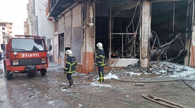 Gaziantep'te ecza deposunda korkutan yangın