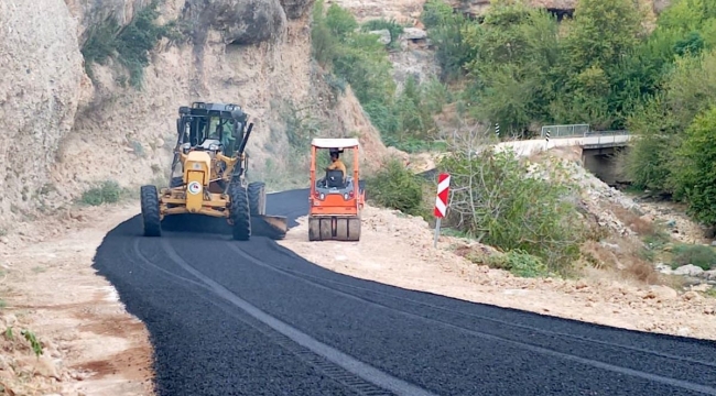 Heyelan nedeniyle kapanan köy yolu genişletildi