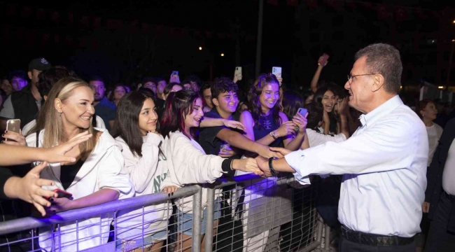 Mersin Gençlik Festivali 'Duman Konseri' ile sona erdi
