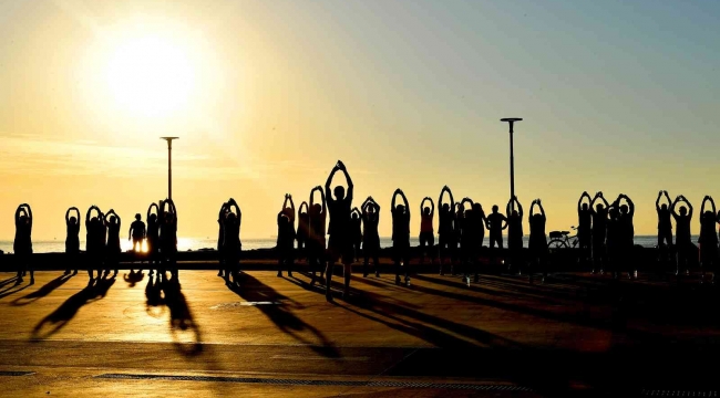 Mersin'de vatandaşlar güneşin doğuşunu sporla karşılıyor