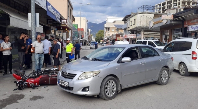 Otomobil ile çarpışan motosikletin sürücüsü yaralandı