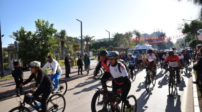 Bisikletçiler önce pedal çevirdi sonra çevre temizliği yaptı