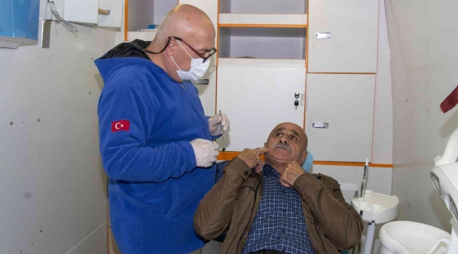 Mersin'de Emekli Evi üyelerine ücretsiz ağız ve diş sağlığı taraması