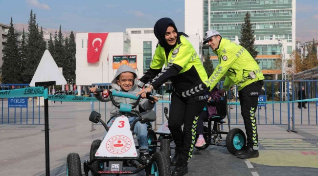 Öğrencilere trafik kuralları anlatıldı