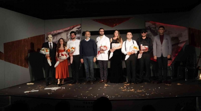 Tarsus Belediyesi Şehir Tiyatrosu, 'çirkin' oyununun prömiyerini gerçekleştirdi