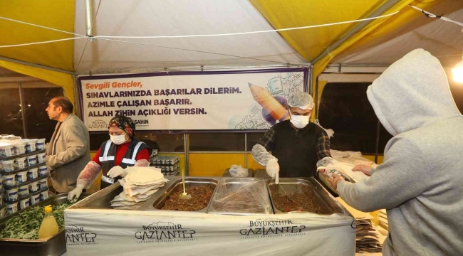 Üniversite öğrencilerine sınav döneminde yemek ikramı