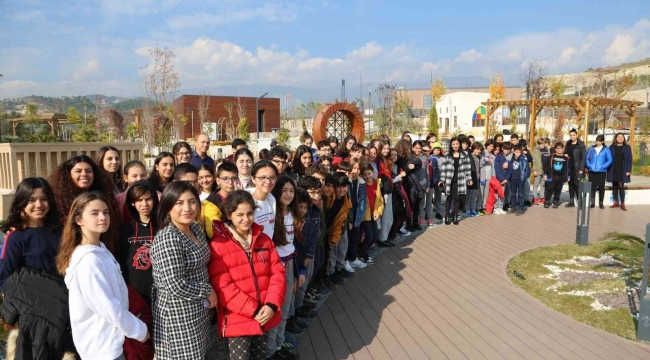 Hatay'da öğrenciler "Dünya Toprak Günü"nde çiçek diktiler