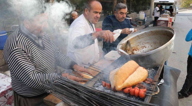 Her gün bir pazar yerinde 36 yıldır kavurma satıyor