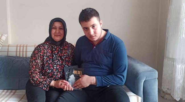 Kahramanmaraş'ta engelli oğlu olan anne, hem üniversite bitirdi hem de kitap çıkardı