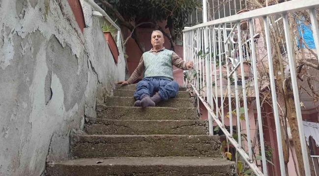 Kaza sonrası belden aşağısı engelli kaldı, 38 yıldır bilek gücüyle merdivenleri çıkıyor