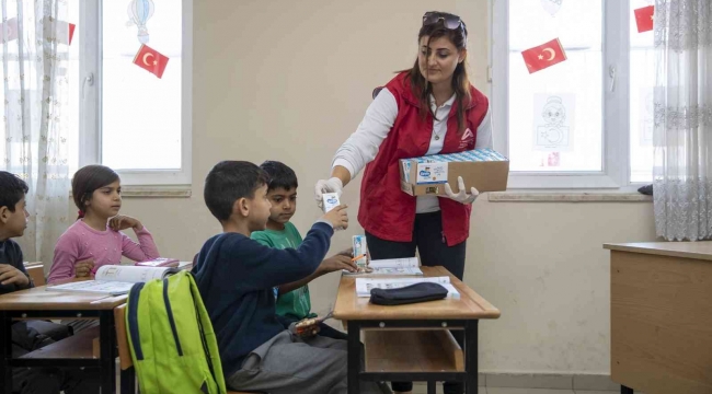 Mersin'de çocuklara sütün yanında kuruyemiş