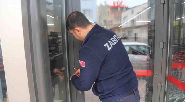 Mersin'de uygun şartları taşımayan zincir market mühürlendi