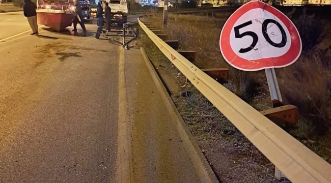 Otomobilin çektiği balıkçı teknesi karayoluna düştü