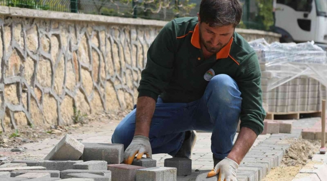 Toroslar Belediyesi, kendi imalatı kilit parke taşlarıyla yolları döşüyor