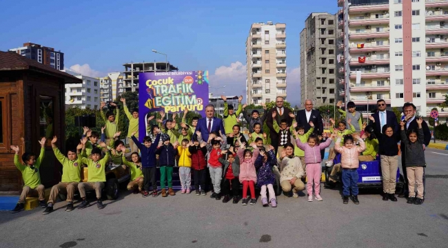 Çocuklar eğlenerek öğreniyor: 10 bin öğrenciye trafik eğitimi