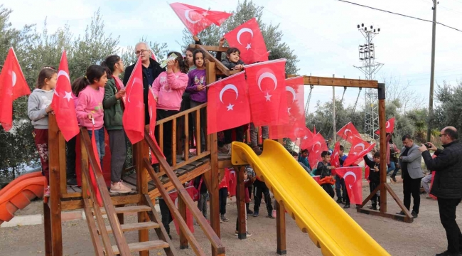 Çocuklar, parklarını yapan başkanı bayraklarla karşıladı