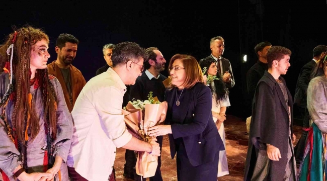 Gaziantep Şehir tiyatrosu "Beşinci mevsim efsanesi oyunuyla perde açtı