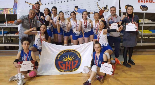 Kolej Vakfı Genç Kızlar Voleybol takımı Türkiye yarı finallerinde