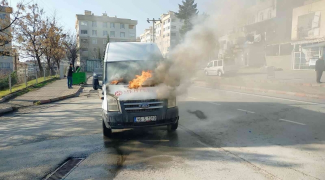 Yanmaya başlayan işçi servis minibüsü zamanında müdahale ile söndürüldü