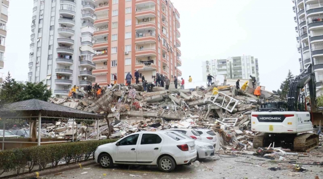 Adana'da 17 katlı apartmanın enkazından 2 kişinin cansız bedenine ulaşıldı