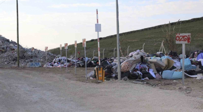 Adana'da çöken binaların molozları eşyalarıyla birlikte korunuyor