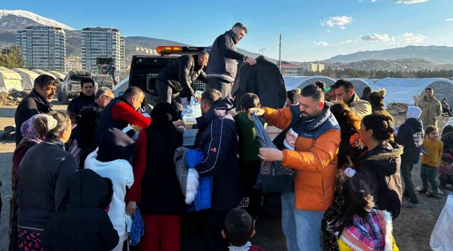 Adanalı kebapçı depremzedelere kıyafet ve oyuncak dağıttı