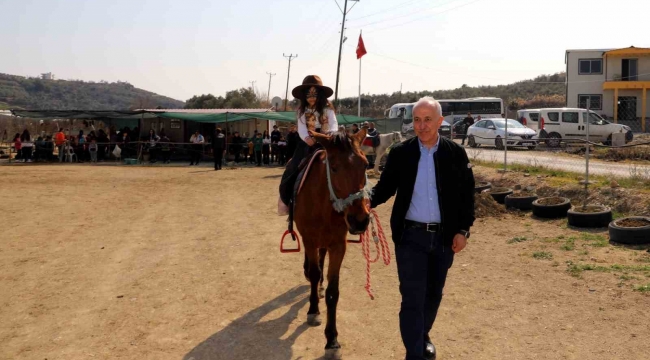 Afetzede çocuklar atlarla depremi unutmaya çalışıyor