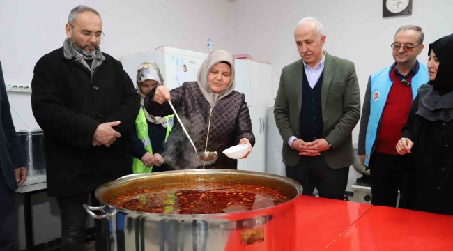 Akdeniz'de depremzedeler için günlük 2 bin kişilik sıcak yemek çıkıyor