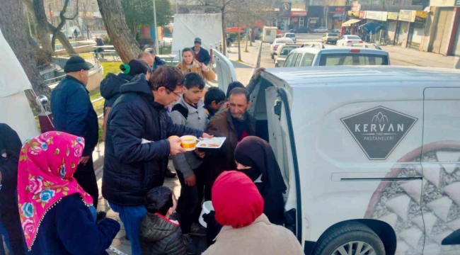 Alpedo Kervan depremzedelere sıcak yemek ulaştırıyor