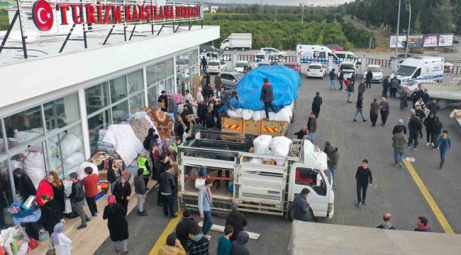 Başkan gözyaşlarını tutamadı, Erdemli'den 35 araçlık yaşam desteği gönderildi