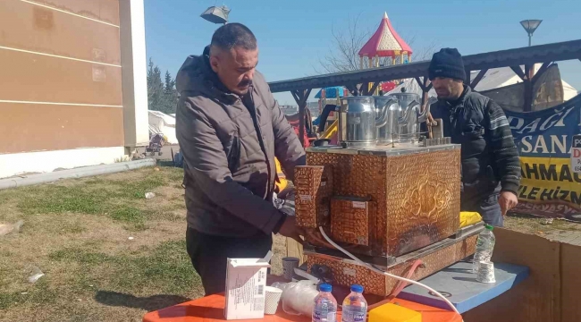 Çaycı kendi imkanları ile gittiği Gaziantep'te depremzedelerin içini ısıtıyor