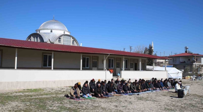 Deprem bölgesinde camiler hasarlı olunca cuma namazı dışarıda kılındı