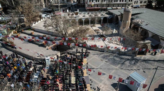 Deprem sonrası Ulu Camii'nin bahçesinde cuma namazı kılındı