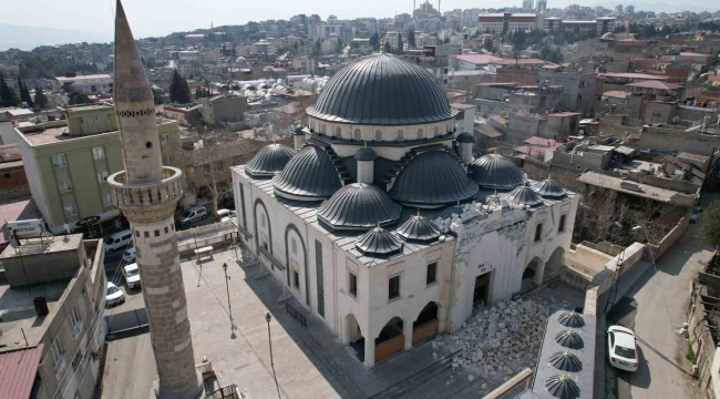 Depremde hasar gören cami minaresi tehlike oluşturuyor