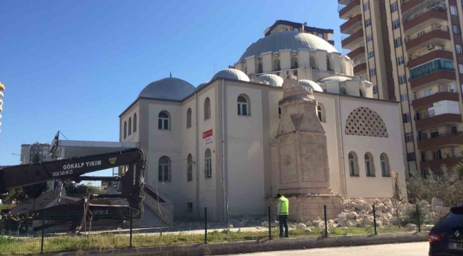 Depremde hasar gören caminin minaresi kontrollü şekilde yıkıldı