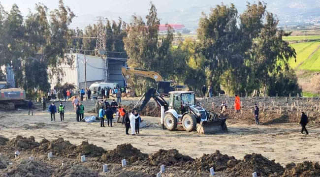 Depremde hayatını kaybedenler toplu mezarlıkta son yolculuğuna uğurlanıyor