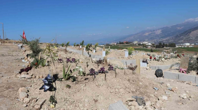 Depremde hayatını kaybedenlere son görev hakkıyla yapılıyor