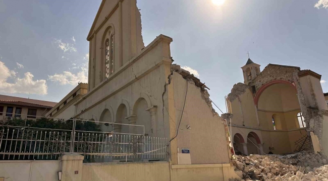 Depremde tarihi kilise de yıkıldı