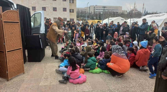 Depremzede çocuklara 'Meddah Amca'dan masallar"