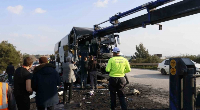 Depremzedeleri taşıyan otobüs kaza yaptı: 2 ölü, 6 yaralı