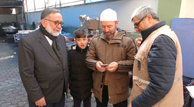 Emekli imam depremin çocuklarına 'Ali babanın bir çiftliği var' şarkısını söyledi