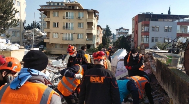 Enkaz altından çıkarılan kadının ilk sözleri: "Allah'ım şükürler olsun ya Rabbim"